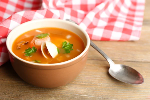 Sup kerang lezat dengan udang di mangkuk dengan latar belakang kayu — Stok Foto