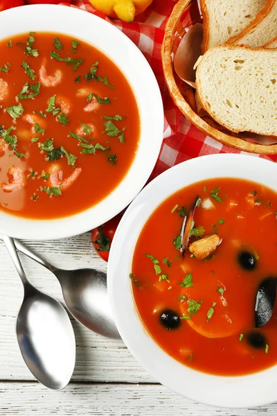 Sabrosas sopas con mariscos en cuencos sobre fondo de madera — Foto de Stock