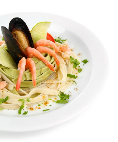 Leckere Pasta mit Garnelen, Miesmuscheln und Tomaten isoliert auf weiß — Stockfoto