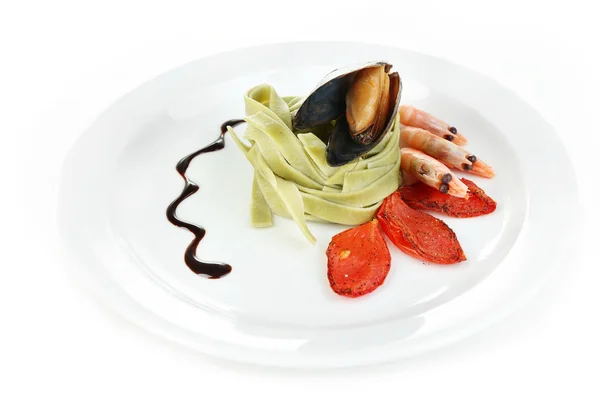 美味面食与虾、 贻贝和西红柿上白色孤立 — 图库照片