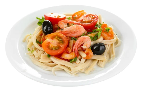 Pâtes savoureuses aux crevettes, olives noires et tomates isolées sur blanc — Photo