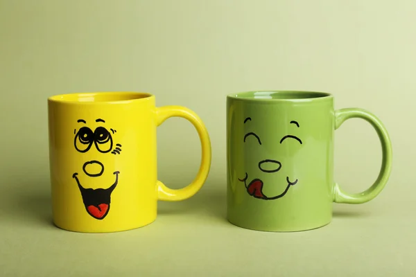 Emotional cups on green background — Stock Photo, Image