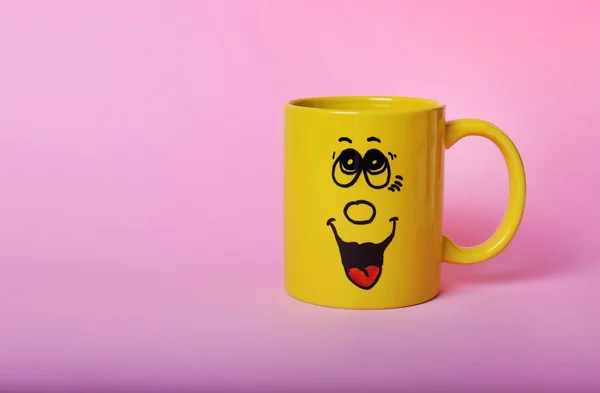 Emotionele cup op roze achtergrond — Stockfoto