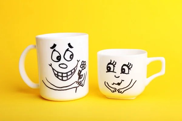 Смешные эмоциональные чашки — стоковое фото