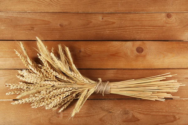 Spikelets of wheat on wood — Stock Photo, Image