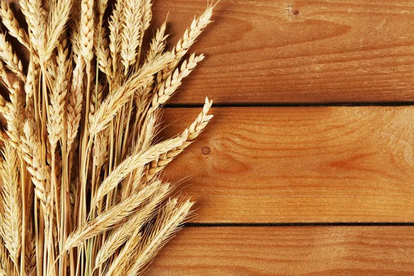 Spikelets ahşap üzerine buğday — Stok fotoğraf