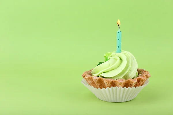 Cake van de kindverjaardag cup met kaars op groene achtergrond — Stockfoto