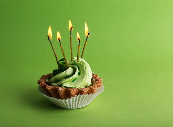 Torta tazza di compleanno con candele su sfondo verde — Foto Stock