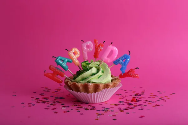 Pastel con velas de cumpleaños sobre fondo rosa —  Fotos de Stock