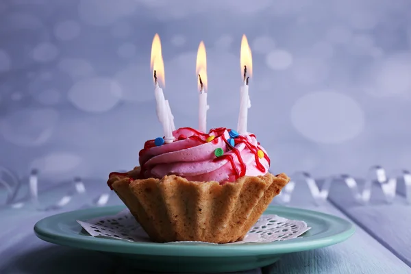 Urodziny ciasto ze świecami na tabliczce na drewnianym stole kolor i tło światło — Zdjęcie stockowe
