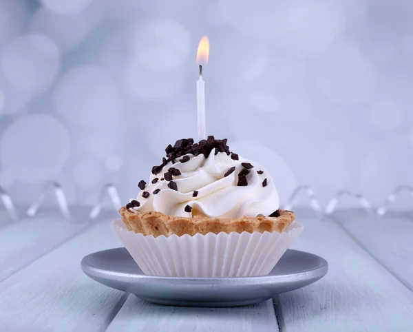 Torta tazza di compleanno con candela su tavolo di legno a colori e sfondo chiaro — Foto Stock