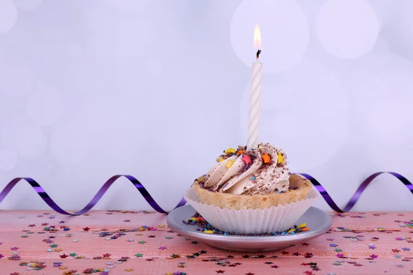 Verjaardag cup taart met kaars — Stockfoto