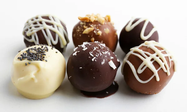 Deliziose caramelle al cioccolato isolate su bianco — Foto Stock