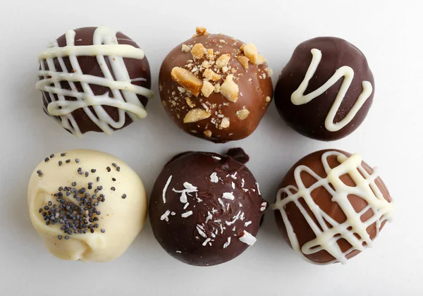 Deliciosos caramelos de chocolate aislados en blanco —  Fotos de Stock