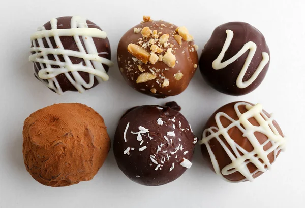 Heerlijke chocolade snoepjes geïsoleerd op wit — Stockfoto