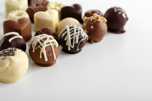Вкусные шоколадные конфеты, изолированные на белом
