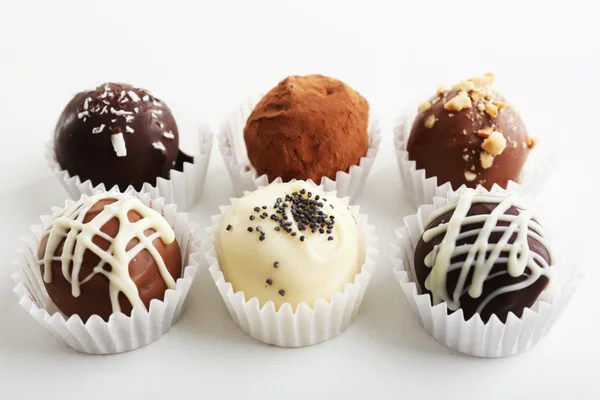 맛있는 초콜릿 캔디는 흰색으로 분리 한다 — 스톡 사진