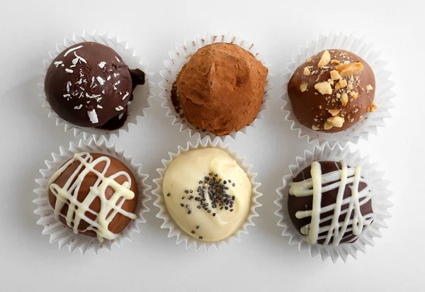 Deliciosos caramelos de chocolate aislados en blanco —  Fotos de Stock