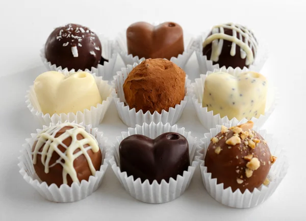 Deliziose caramelle al cioccolato isolate su bianco — Foto Stock
