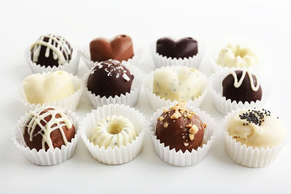 Deliciosos caramelos de chocolate aislados en blanco —  Fotos de Stock