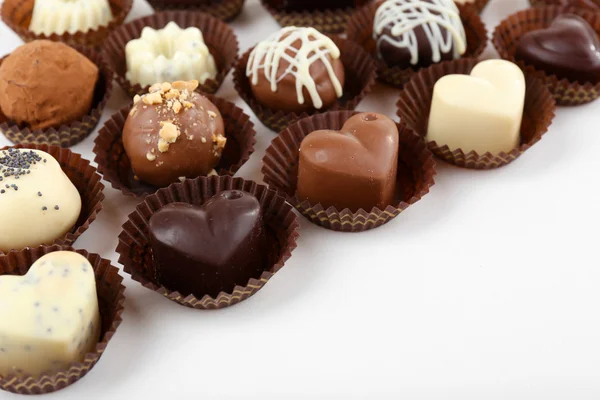 Deliziose caramelle al cioccolato su sfondo bianco — Foto Stock