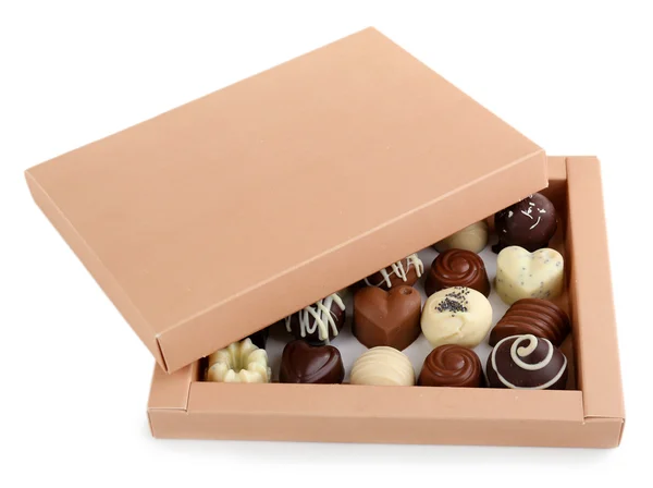 Köstliche Schokoladenbonbons in Geschenkbox isoliert auf weiß — Stockfoto