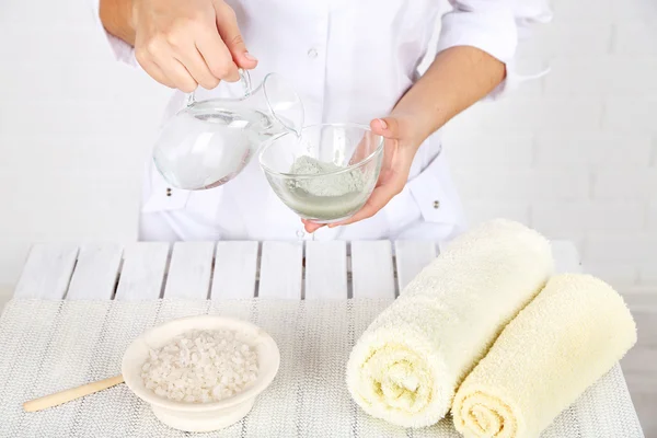 Esteticista con mascarillas faciales cosméticas — Foto de Stock