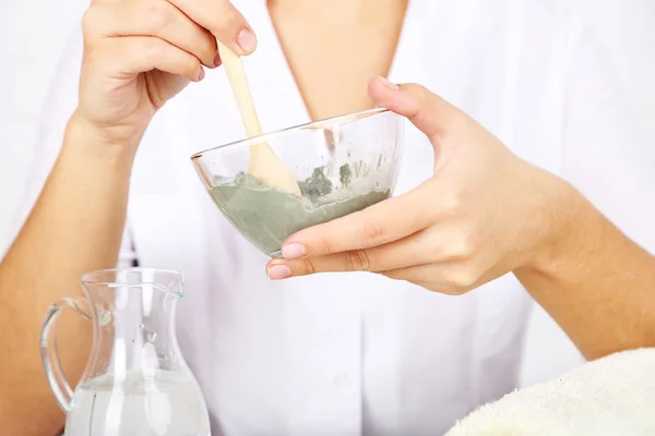 Esteticista com máscaras faciais cosméticas — Fotografia de Stock