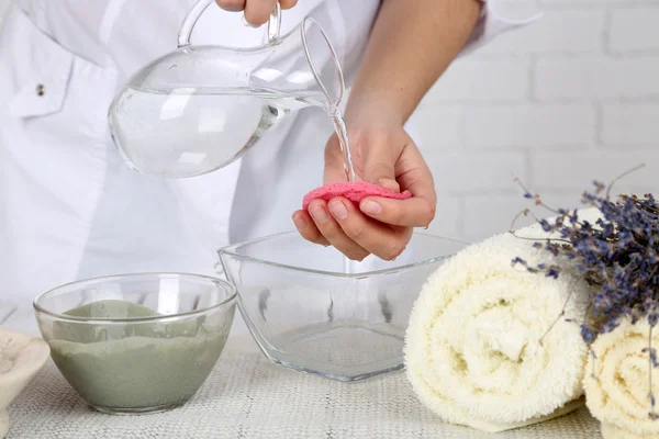 Esteticista com máscaras faciais cosméticas — Fotografia de Stock