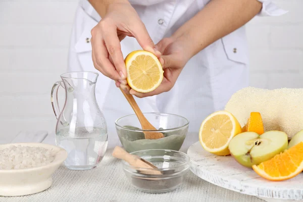 Esteticista con mascarillas faciales cosméticas — Foto de Stock