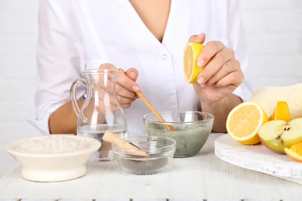 Esthéticienne aux masques cosmétiques — Photo