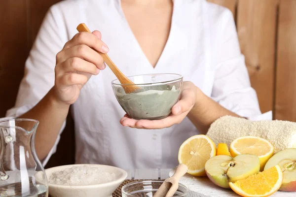 Estetista con maschere facciali cosmetiche — Foto Stock