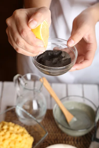 Esthéticienne aux masques cosmétiques — Photo