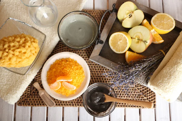 Zelfgemaakte gezichts maskers met natuurlijke ingrediënten — Stockfoto