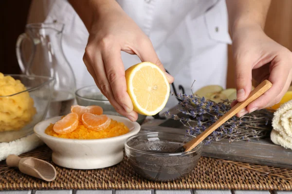 Schoonheidsspecialiste met cosmetische gezichts maskers — Stockfoto