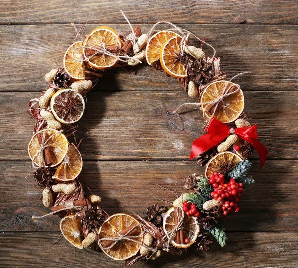 Kerstkrans op houten tafel — Stockfoto