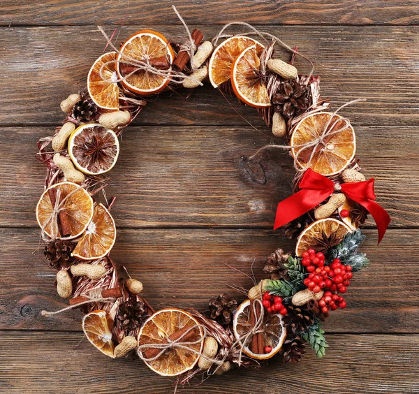 Kerstkrans op houten tafel — Stockfoto