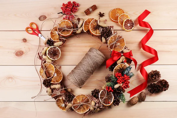 Ghirlanda di Natale con materiali per la decorazione — Foto Stock
