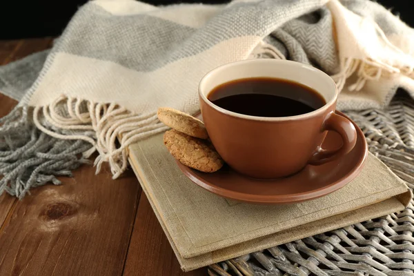 Taza de café en libro cerca de cuadros sobre fondo de mesa de madera —  Fotos de Stock