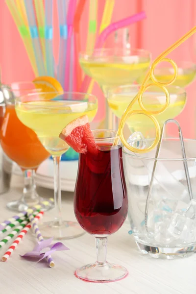 Glazen vruchtencocktails in partij close-up — Stockfoto