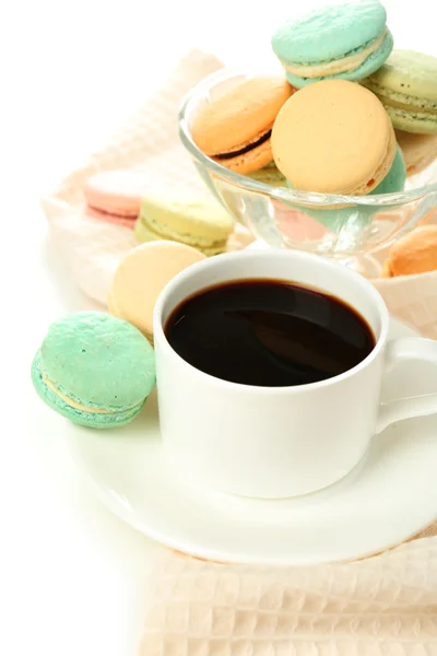 Macaroons coloridos suaves na tigela de vidro e café preto na caneca isolada no branco — Fotografia de Stock