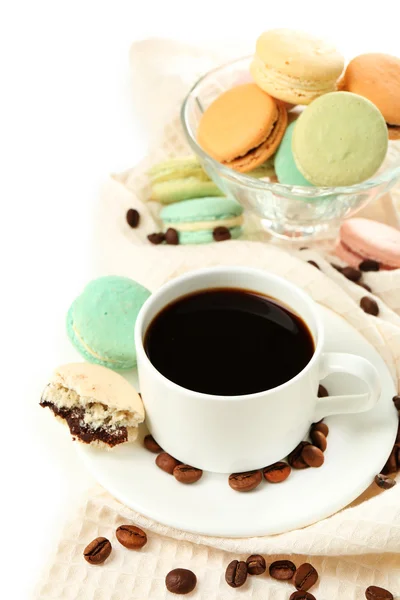 Macaron delicati colorati in ciotola di vetro e caffè nero in tazza isolati su bianco — Foto Stock