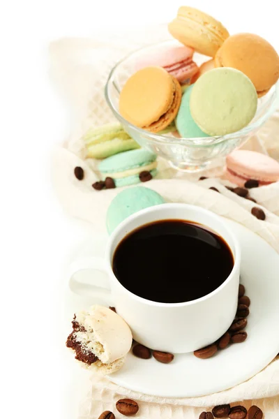 Macarrones de colores suaves en tazón de vidrio y café negro en taza aislada en blanco — Foto de Stock