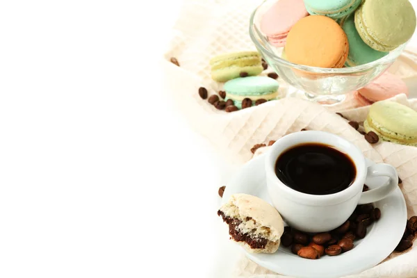 Macaroons coloridos suaves na tigela de vidro e café preto na caneca isolada no branco — Fotografia de Stock