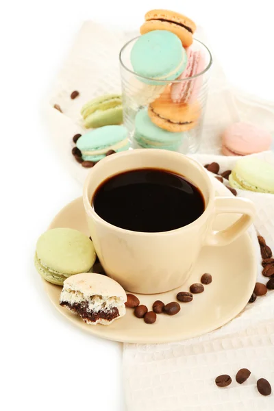 Macaron delicati colorati in ciotola di vetro e caffè nero in tazza isolati su bianco — Foto Stock
