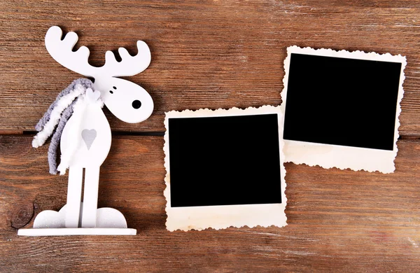 Molduras de fotos em branco e decoração de Natal no fundo da mesa de madeira — Fotografia de Stock