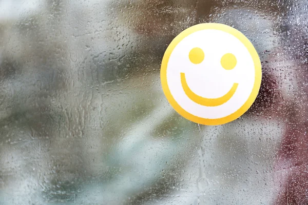 Pegatina en ventana húmeda —  Fotos de Stock