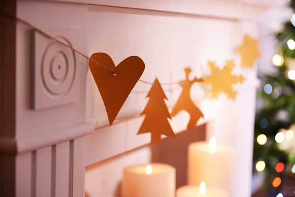 Christmas garland near fireplace — Stock Photo, Image