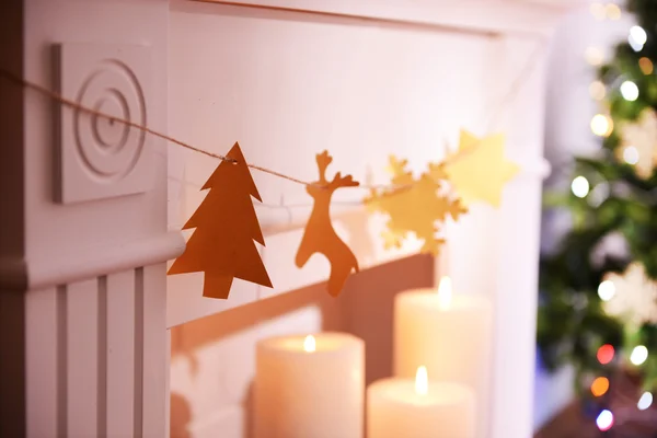 Christmas garland near fireplace — Stock Photo, Image