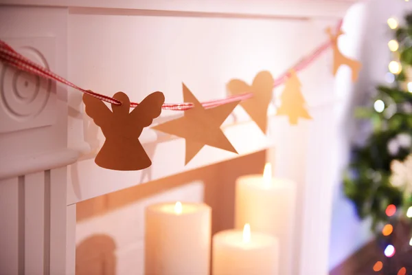 Christmas garland near fireplace — Stock Photo, Image